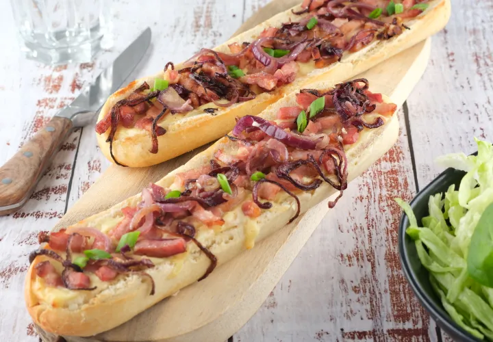 Baguettines gratinées aux lardons, oignons fondants et emmental