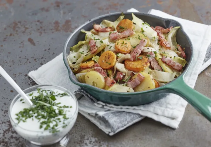 Recette Poêlée de pommes de terre, lardons, carottes, endives et sa