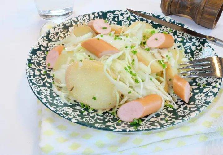 Recette Salade de chou blanc, pomme de terre, saucisses | Herta